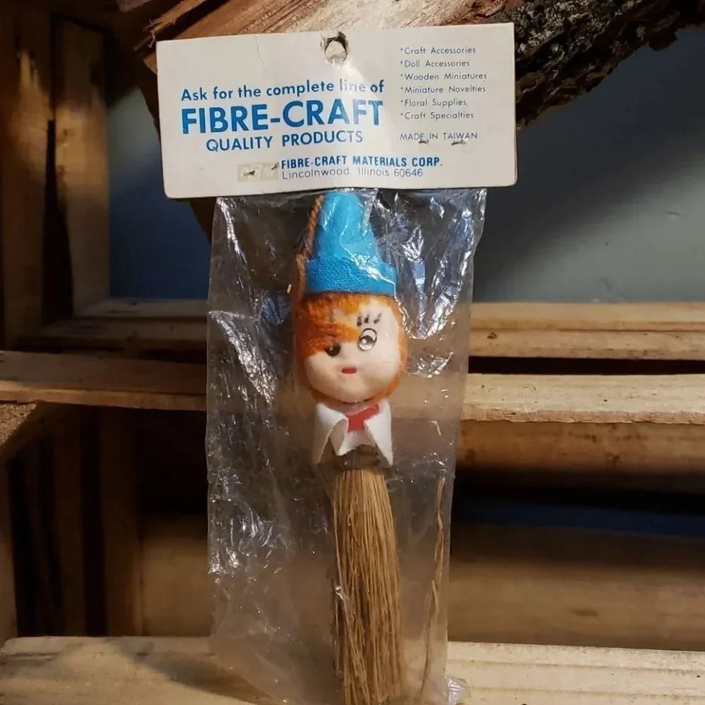 VINTAGE. FIBRE Craft Broom Doll Novelty. NWTAGS